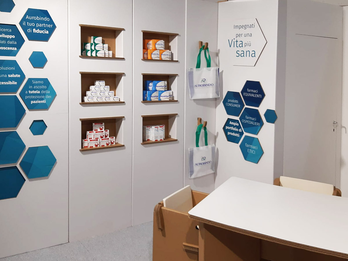 Angolo e tavolo per lo Stand di Aurobindo Pharma Italia in Fiera