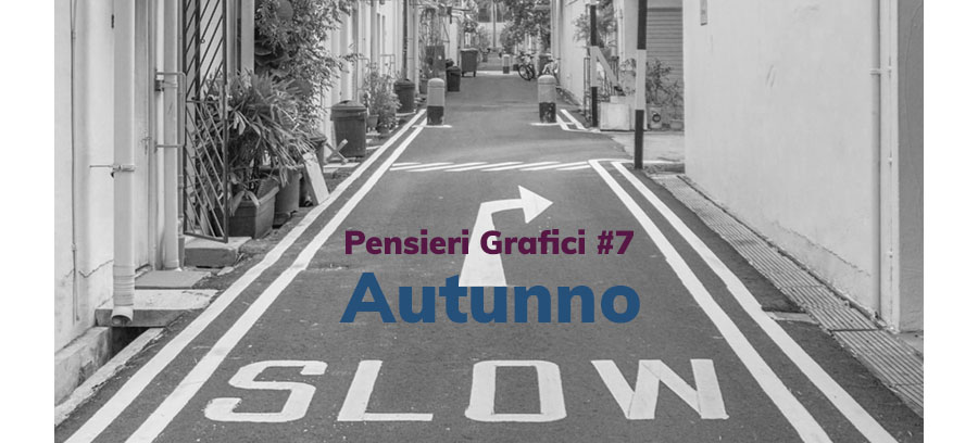 Una strada con l'indicazione di svolta a destra