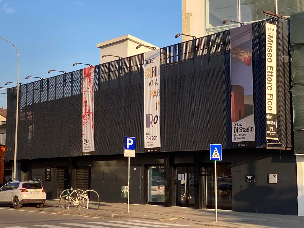 I banner esterni che illustrano le mostre dell'autunno 2021 all'ingresso del Museo Ettore Fico di Torino