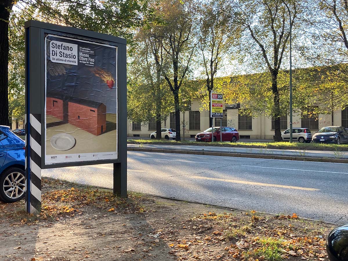 Un manifesto pubblicitario che presenta la mostra "Stefano Di Stasio" del Museo Ettore Fico di Torino
