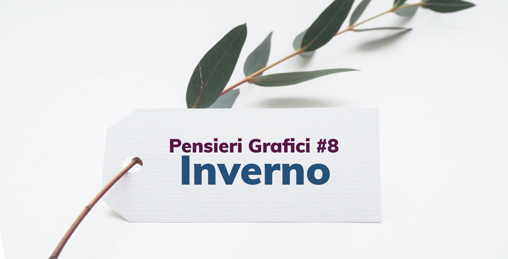 Un biglietto con la scitta Pensieri Grafici 8, tenuto da un ramo