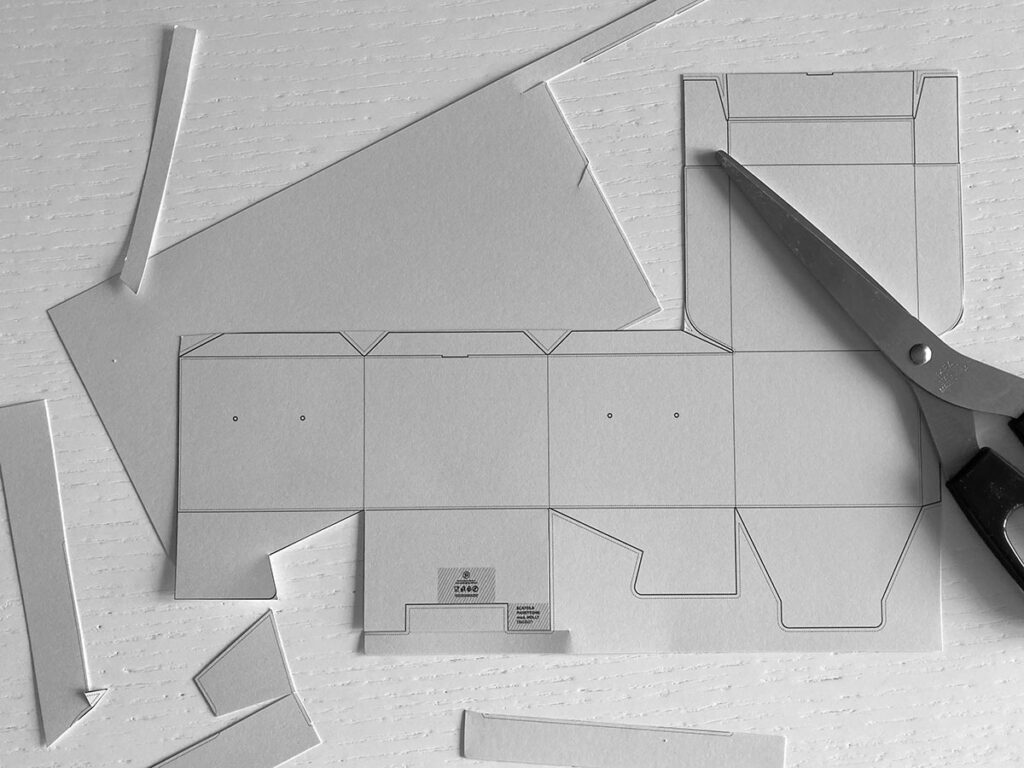 Il mockup di una scatola per la costruzione di un packaging