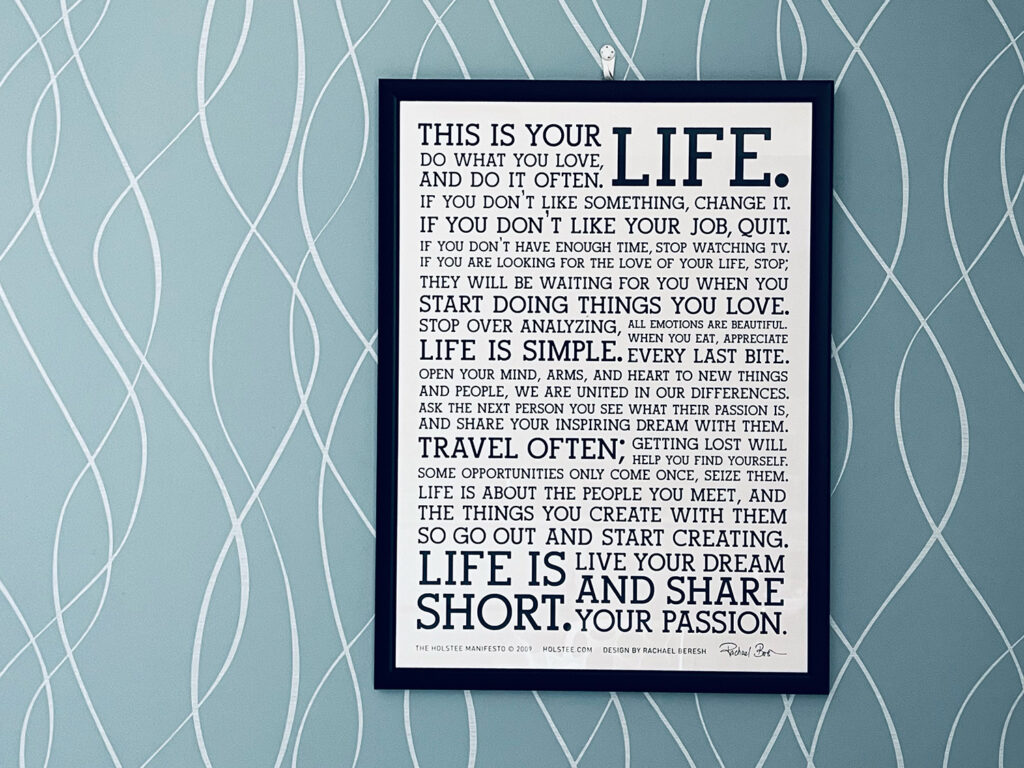 Holstee Manifesto, appeso su parete azzurra