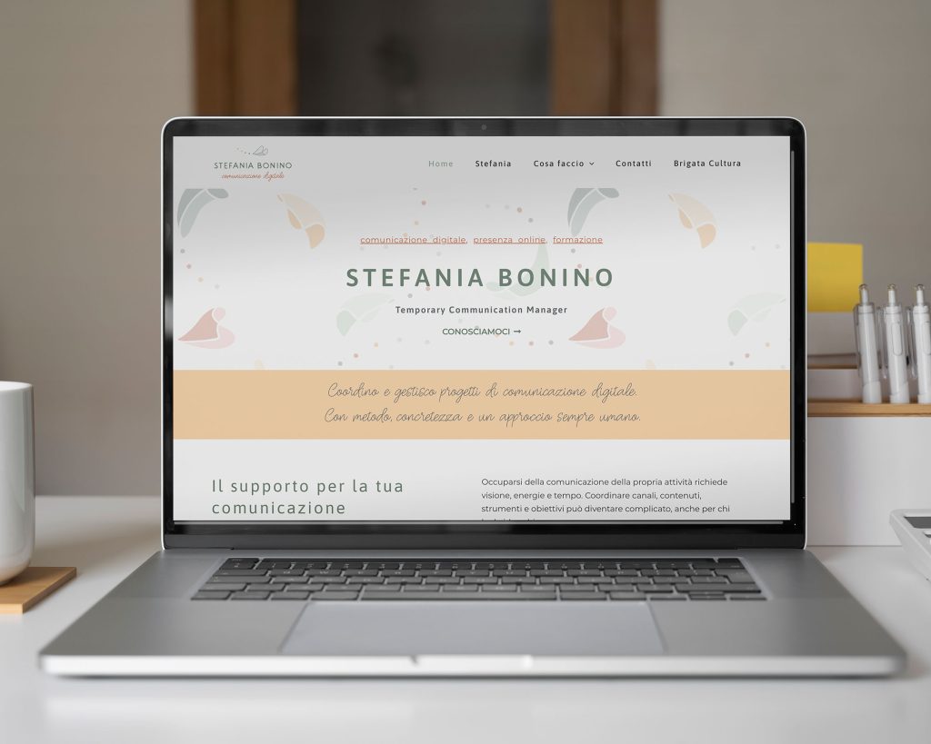 Sito web di Stefania Bonino, progettato e realizzato da Erica Bortolussi, homepage, su schermo laptop su scrivania