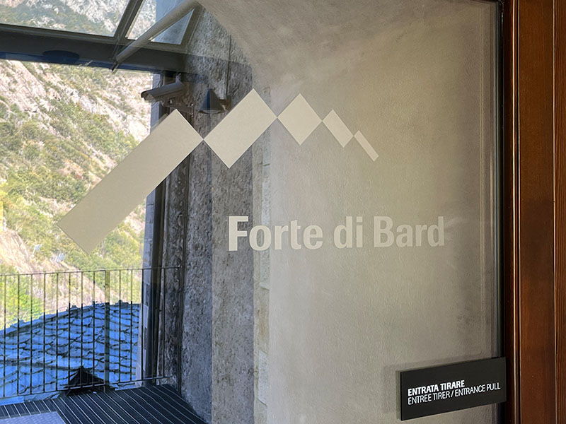 Logo in vetrofania del Forte di Bard_foto di Erica Bortolussi
