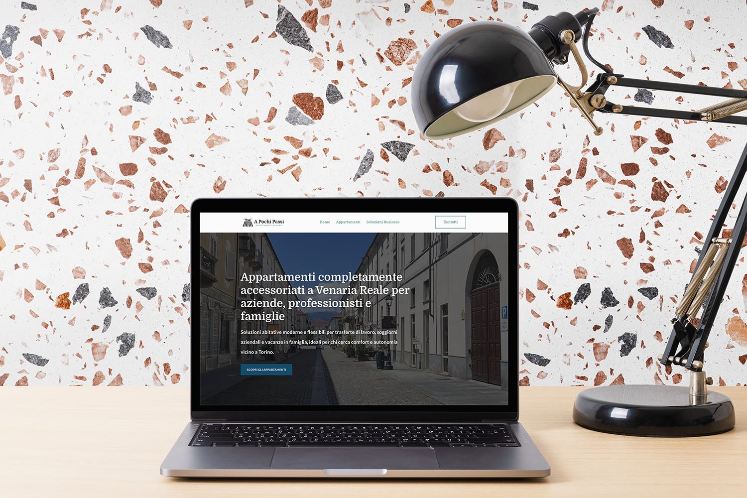 Sito web A Pochi Passi Appartamenti Venaria: computer su tavolo_sito realizzato da Erica Bortolussi