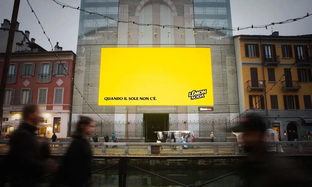 Campagna affissioni "Summer in Winter" di Lemonsoda, realizzata con We Are Social: cartellone su palazzo
